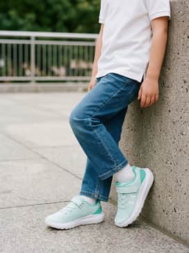 Ua Surge 4 Ac Running – Classic straight-leg blue denim jeans rolled at the cuff, worn with a crisp white long-sleeved polo shirt for a smart-casual weekend ensemble.