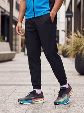 Ua Velociti Elite 3 – High-performance charcoal grey compression leggings paired with a fitted technical t-shirt in electric blue and a matching lightweight running vest for cool-weather training.