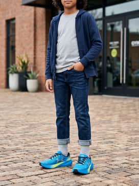 Ua Velociti Pace – Weekend Casual: Match with dark indigo denim jeans rolled at the cuff, a graphic t-shirt, and a lightweight navy blue zip-up hoodie for a balanced street style.