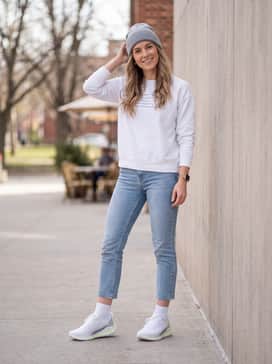 Ua Velociti Spd – Cropped light-wash slim jeans, an oversized white graphic sweatshirt, and a grey beanie for a relaxed, effortless weekend streetwear vibe.