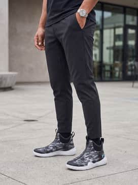 Ua X Blacktiph Charged Shoreman – Modern Techwear: Combine with tapered black joggers, a black technical hoodie, and a utility vest for a sleek, urban outdoor look.