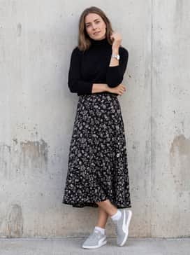 Vikky Star Suede Womens Sneakers – Style with a flowy midi skirt in a dark floral print and a tucked-in black turtleneck to create a sophisticated yet effortless casual-chic ensemble.