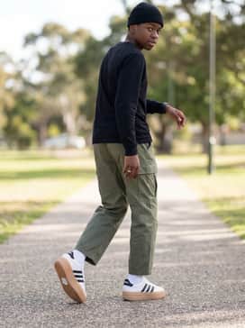 Vl Court Bold Lifestyle Shoes Juniors – Relaxed-fit cargo pants in olive green styled with a fitted black long-sleeve top and a beanie for an urban streetwear vibe.
