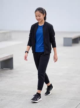 Vomero 18 – A performance-focused ensemble featuring black tech fleece joggers and a moisture-wicking royal blue training top for a sleek, athletic appearance.