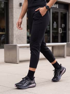 Vomero 18 Se – Street-ready athleisure: Style with tapered black joggers, a crisp white oversized graphic tee, and a sleek black bomber jacket for a modern urban vibe.