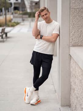 Vomero Premium – Lightweight white mesh running shirt and black high-performance split shorts for a classic, professional training look.