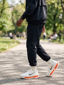Vomero Premium – An oversized black technical hoodie and matching windbreaker track pants to lean into a high-utility, gorpcore-inspired aesthetic.