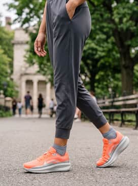 Winflo 11 Prm – Urban Athleisure: Combine with tapered black joggers, a white technical hoodie, and a sleek silver crossbody bag to complement the shoe's accents.