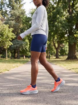 Winflo 11 Prm – Morning Run: Style with navy blue compression shorts and a breathable light-grey long-sleeve performance top for those early outdoor sessions.