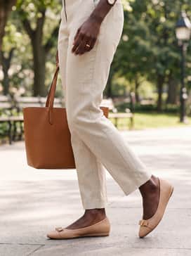 Womens Goto Tova Bow Ballet Flats – Navy blue cigarette pants and a striped Breton top, finished with a structured leather tote for a timeless, nautical-inspired aesthetic.