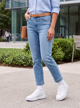 High-waisted light-wash denim jeans with a tucked-in pastel linen shirt and a tan leather belt for a polished weekend brunch outfit.