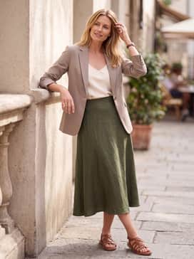 Womens Kami Thong Sandals – Cropped medium-wash boyfriend jeans with a tucked-in black silk camisole and an oversized cream linen blazer for a polished yet relaxed city look.