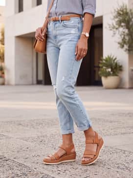 Womens Riginalgrand Peyton Flatform Sandals – High-waisted cropped denim jeans with a tucked-in navy blue striped shirt and a matching tan leather crossbody bag.