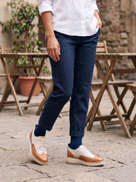 Womens Riginalgrand Platform Wingtip Oxfords – Dark wash straight-leg jeans with a crisp white button-down shirt and a navy blazer to achieve a classic preppy aesthetic.
