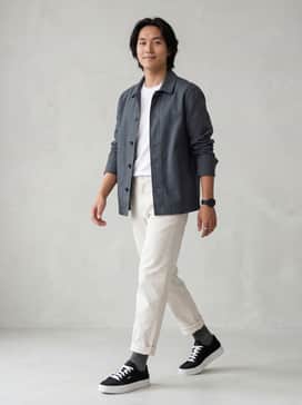 York – Light-wash straight-leg jeans, a crisp white organic cotton t-shirt, and a vintage-wash denim jacket for a classic, clean aesthetic.