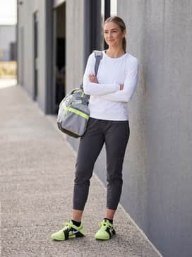 Zoom Gp Challenge 15 Prm – A modern athleisure outfit pairing charcoal grey tapered joggers with a fitted white crop top and an oversized black denim jacket for a balanced aesthetic.