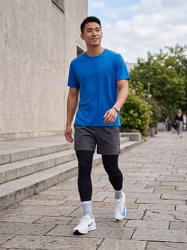 Zoom Rival Fly 4 – A high-performance running look featuring black compression leggings, charcoal grey moisture-wicking shorts, and a breathable electric blue tech-tee to match the swoosh.