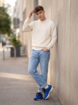 Wear with light-wash straight-leg denim jeans and a tucked-in cream-colored crewneck sweater to complement the vintage-style midsole and create a balanced weekend outfit.